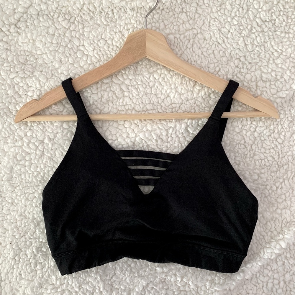 Black Sports Bra with Horizontal Straps 👙